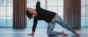 Bild enthält, Working Out, Fitness, Pilates, Adult, Female, Person, Woman, Yoga, Face, Triangle Yoga Pose