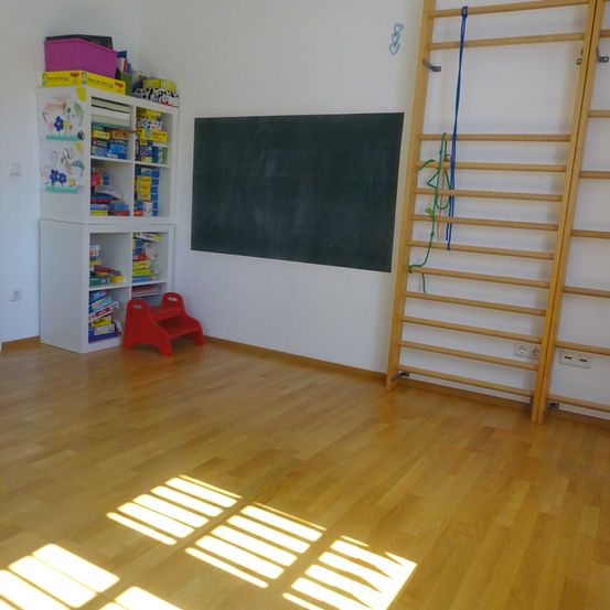 Bild enthält, Floor, Flooring, Indoors, Interior Design, Wood, Hardwood, Blackboard