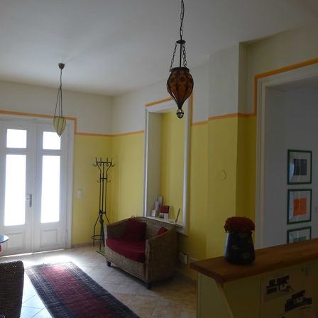 Bild enthält, Furniture, Indoors, Living Room, Interior Design, Couch, Floor, Flooring, Chair, Home Decor, Rug