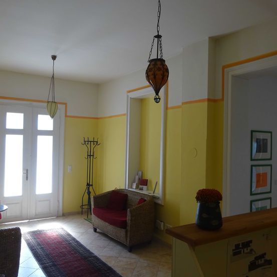 Bild enthält, Furniture, Indoors, Living Room, Interior Design, Couch, Floor, Flooring, Chair, Home Decor, Rug