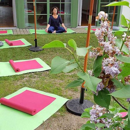 Bild enthält, Adult, Female, Person, Woman, Grass, Outdoors, Shelter, Bear, Flower, Table