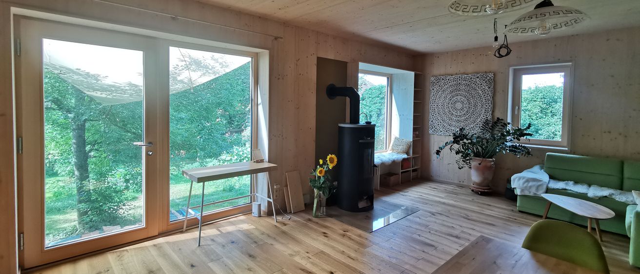 Bild enthält, Floor, Flooring, Interior Design, Wood, Hardwood, Furniture, Living Room, Couch, Plywood, Plant