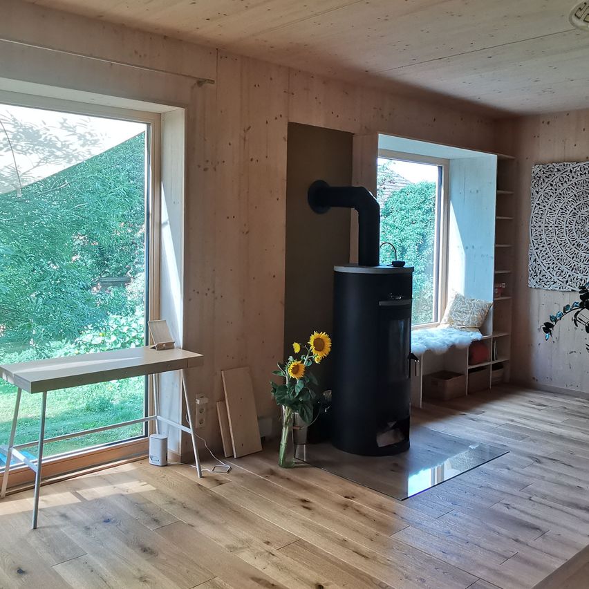 Bild enthält, Floor, Flooring, Interior Design, Wood, Hardwood, Furniture, Living Room, Couch, Plywood, Plant