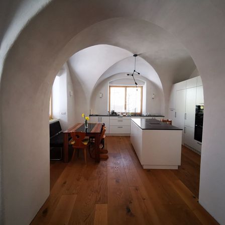 Bild enthält, Floor, Flooring, Architecture, Vault Ceiling, Wood, Indoors, Interior Design, Hardwood, Arch