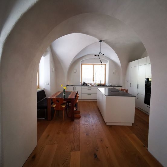 Bild enthält, Floor, Flooring, Architecture, Vault Ceiling, Wood, Indoors, Interior Design, Hardwood, Arch
