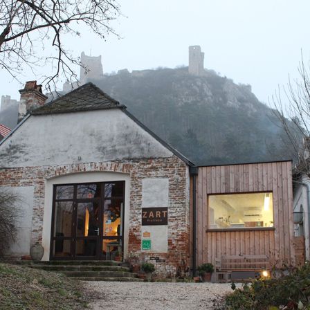 Bild enthält, Cottage, Housing, Outdoors, Shelter, Countryside, Hut, Nature, Rural, Monastery, Tree