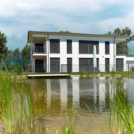 Bild enthält, Nature, Outdoors, Scenery, Pond, Water, Waterfront, Grass, Lakefront, Villa, Office Building