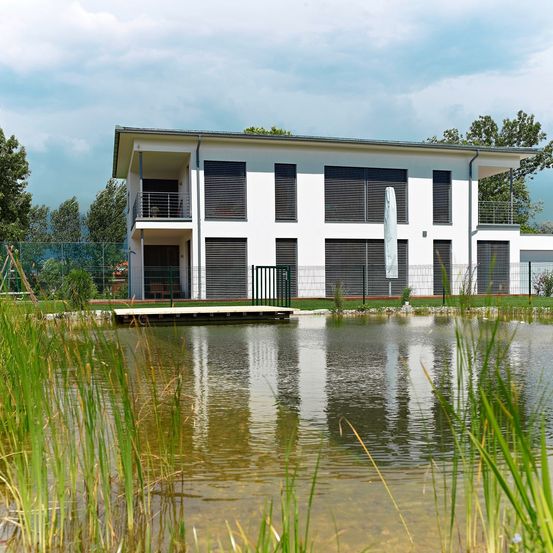 Bild enthält, Nature, Outdoors, Scenery, Pond, Water, Waterfront, Grass, Lakefront, Villa, Office Building