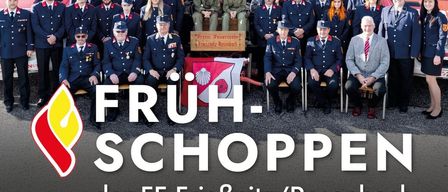 Ein Werbeplakat für den Frühjahrsmarkt 2026 der Freiwilligen Feuerwehr Freisitz/Rosenbach mit uniformierten Feuerwehrleuten, Feuerwehrautos und Logo. Veranstaltungsdetails umfassen Datum, Uhrzeit und Ort.