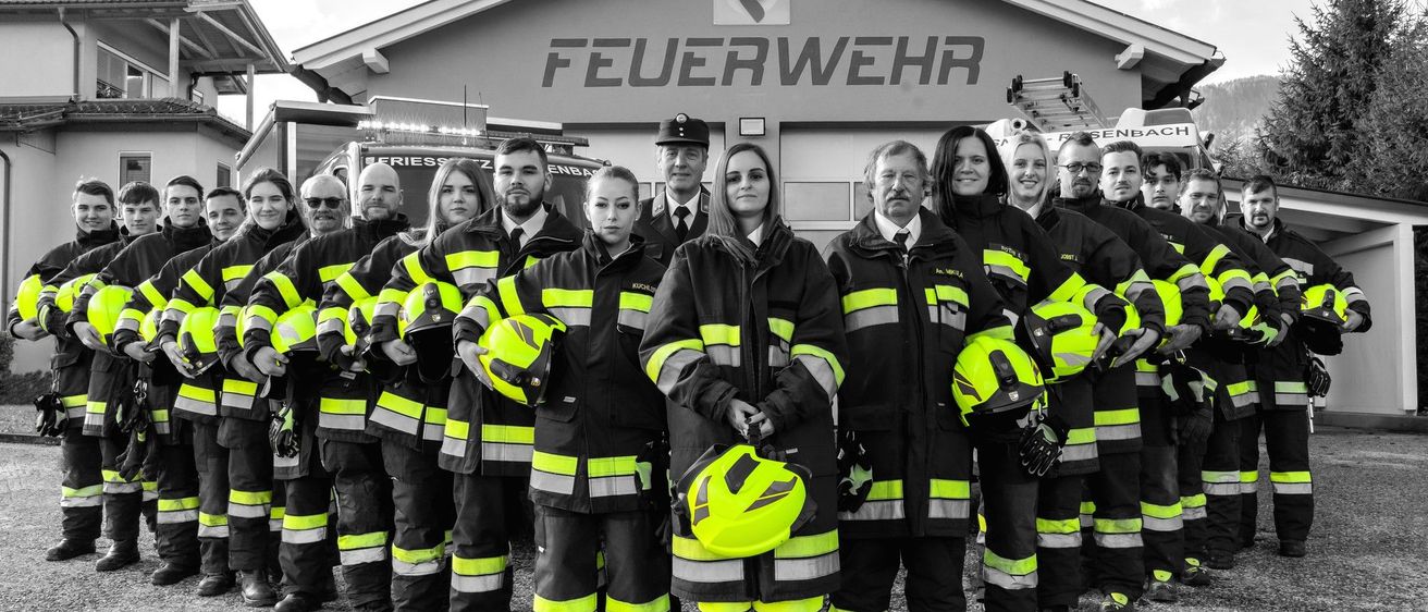 Bild enthält, People, Person, Glove, Adult, Male, Man, Helmet, Glasses, Tie, Shoe