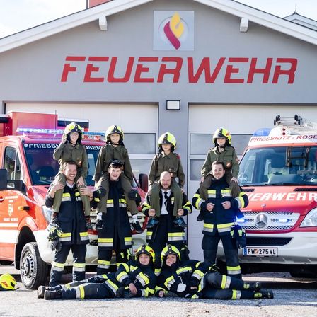 Bild enthält, Adult, Female, Person, Woman, Helmet, Male, Man, Clothing, Glove, Moving Van