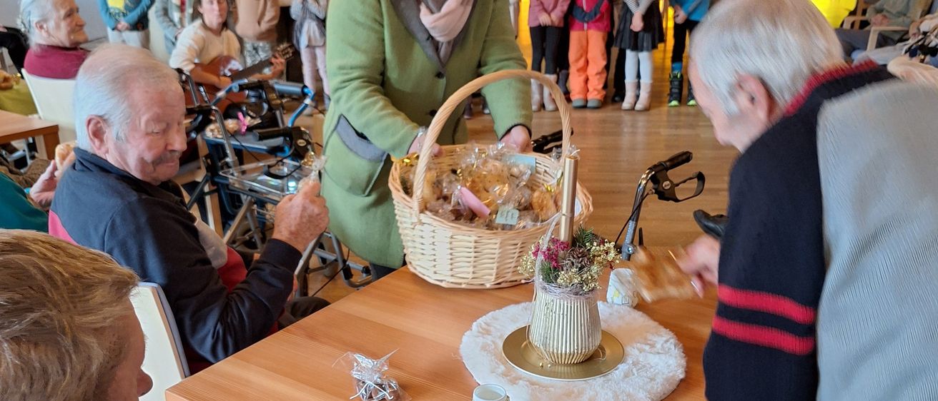 Bild enthält, Restaurant, Cafeteria, Plywood, Wood, Dining Table, Table, Food Court, Adult, Person, Woman