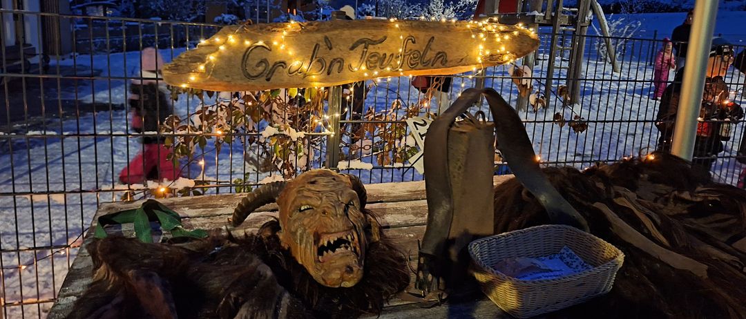 Bild enthält, Person, Play Area, Outdoors, Animal, Bear, Mammal, Wildlife, Wood