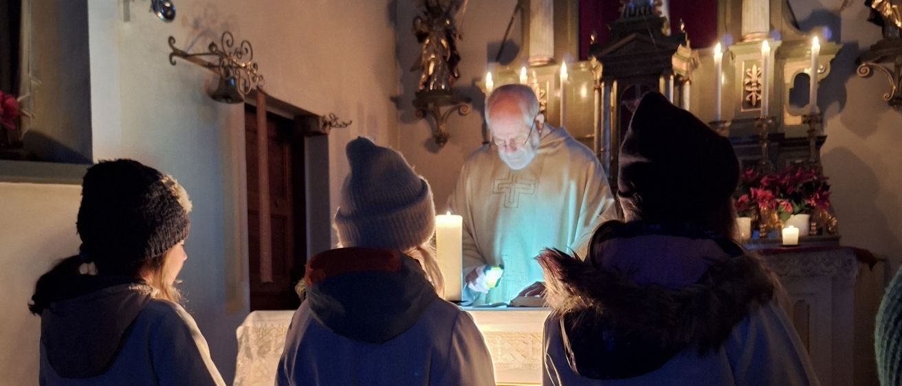 Bild enthält, Adult, Female, Person, Woman, Altar, Prayer, Male, Man, Hat, Face