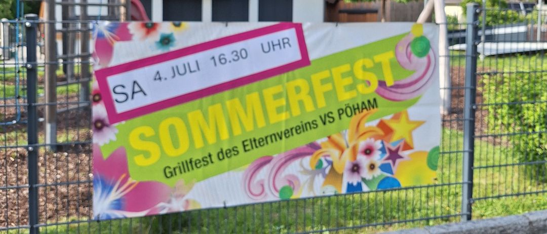 Ein buntes Plakat für ein Sommerfest hängt an einem Zaun, mit Datum und Uhrzeit 4. Juli um 16.30 Uhr. Das Plakat ist vor einem Haus mit Balkon.