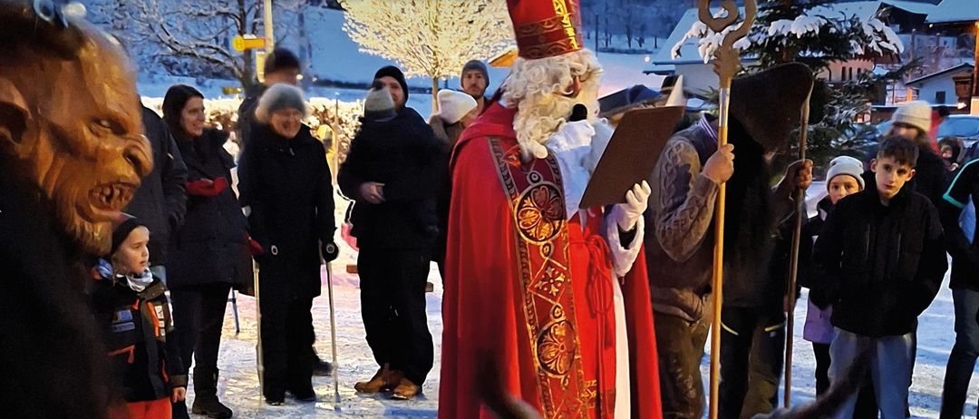 Ein Plakat für die Krampus- und Nikolausveranstaltung. Es zeigt eine Krampusmaske und eine Figur des Heiligen Nikolaus. Die Veranstaltung findet am 22. November um 17 Uhr auf dem Dorfplatz Pöham statt. Der Eintritt ist frei.