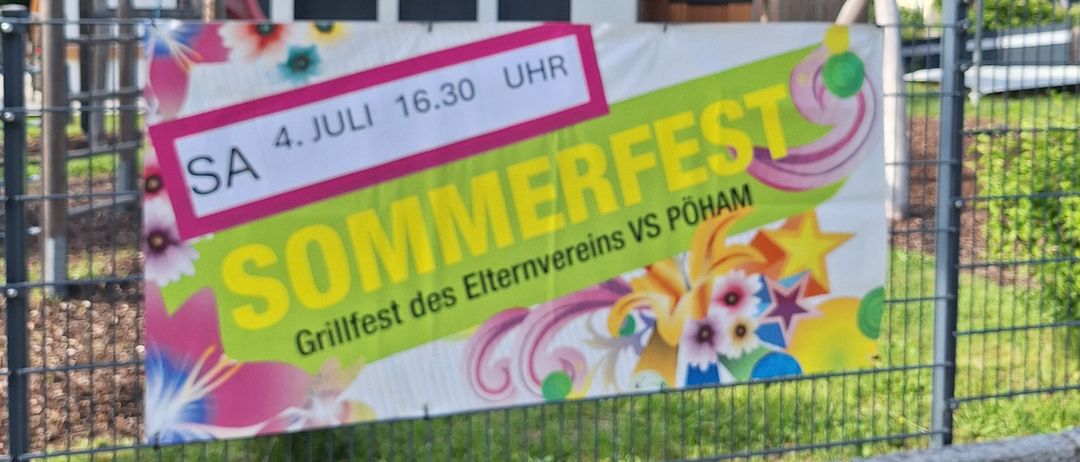 Ein buntes Plakat für ein Sommerfest hängt an einem Zaun und zeigt Datum und Uhrzeit auf Deutsch.