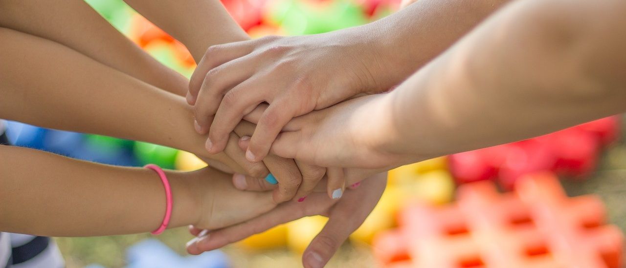 Bild enthält, Massage, Person, Body Part, Hand, Finger, Holding Hands