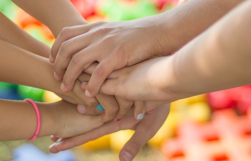 Bild enthält, Massage, Person, Body Part, Hand, Finger, Holding Hands