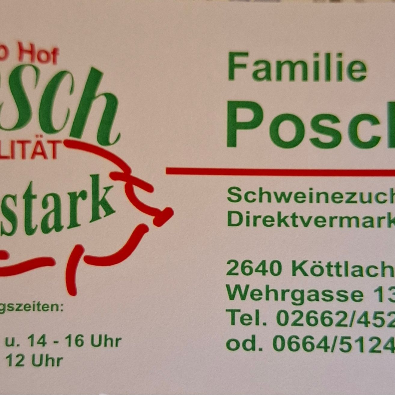 Ein Schild für Schweinezucht Direktvermarktung von Familie Poschit, gelegen in Wehrgasse 13, 2640 Kottlach. Kontaktnummern sind 02662/452 und 0664/5124. Öffnungszeiten sind von 12 Uhr bis 16 Uhr.