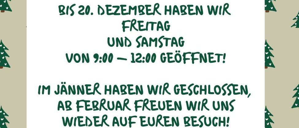 Plakat für einen Weihnachtsmarkt mit drei Mädchen und einem QR-Code. Es öffnet am Freitag und Samstag bis zum 20. Dezember von 9 bis 12 Uhr. Im Januar geschlossen, aber im Februar wieder geöffnet.