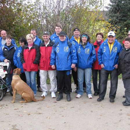 Bild enthält, Pants, People, Coat, Jacket, Photography, Portrait, Grass, Park, Jeans, Vegetation