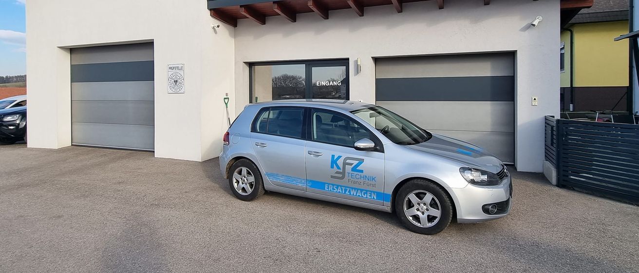 Bild enthält, Car, Transportation, Vehicle, Chair, Furniture, Indoors, Police Station, Garage, Machine, Wheel