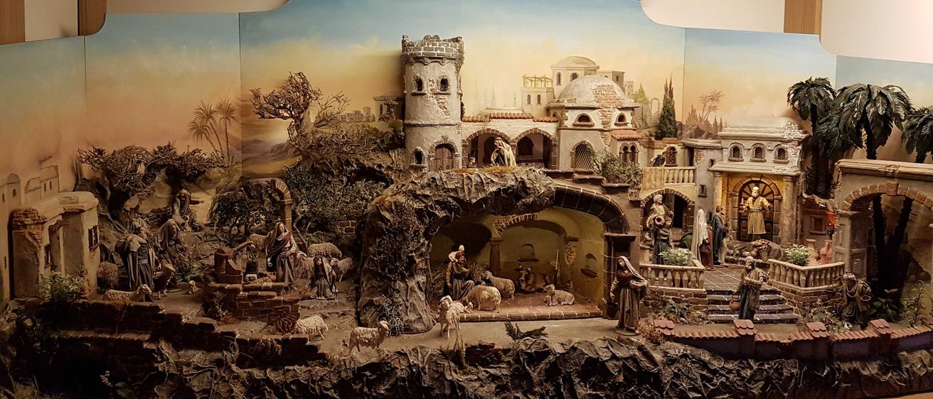 Bild enthält, Indoors, Museum, Art, Painting, Person, Head