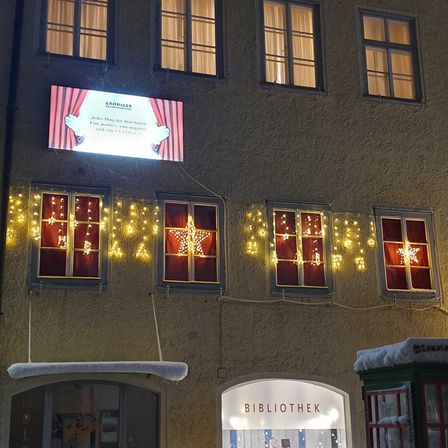 Bild enthält, Urban, City, Person, Window, Arch, Home Decor, Gothic Arch