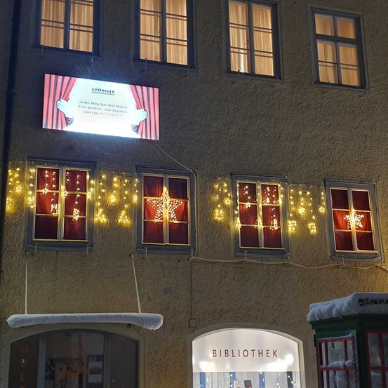 Bild enthält, Urban, City, Person, Window, Arch, Home Decor, Gothic Arch