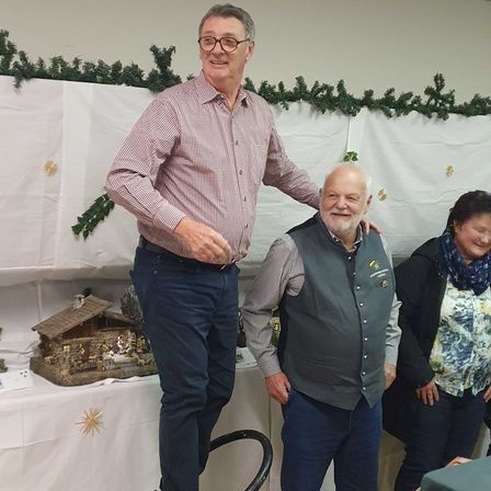 Bild enthält, Pants, Jeans, Blazer, Potted Plant, Person, Portrait, Table, Adult, Male, Man