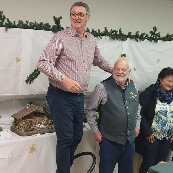 Bild enthält, Pants, Jeans, Blazer, Potted Plant, Person, Portrait, Table, Adult, Male, Man