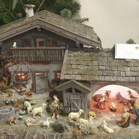 Bild enthält, Person, Tree, Christmas, Christmas Decorations, Festival, Sheep, Christmas Tree