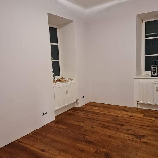 Bild enthält, Floor, Indoors, Interior Design, Hardwood, Wood, Stained Wood, Flooring