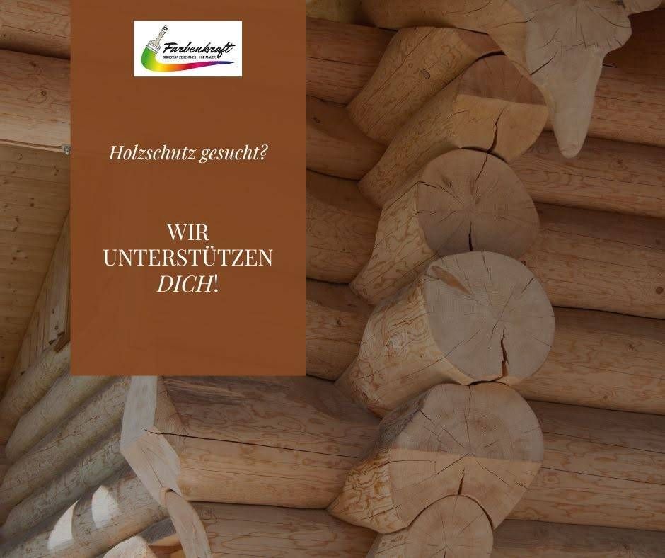 Eine Holzblockhüttenwand mit einem Schild, das 'Holzschutz gesucht? Wir unterstützen Sie!' vor dem Hintergrund von geschnittenen Holzstämmen sagt.