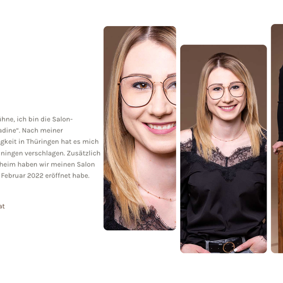 Eine Frau mit blonden Haaren, die eine Brille und ein schwarzes Spitzenoberteil trägt, lächelt und posiert für ein Foto.