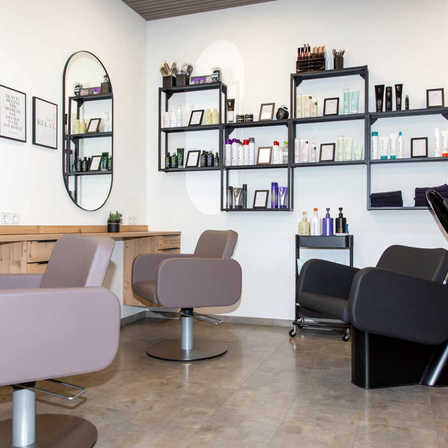 Bild enthält, Indoors, Beauty Salon, Photo Frame, Chair, Furniture, Barbershop