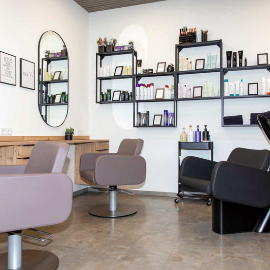 Bild enthält, Indoors, Beauty Salon, Photo Frame, Chair, Furniture, Barbershop