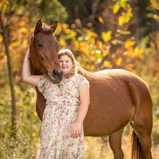 Bild enthält, Face, Head, Person, Photography, Portrait, Dress, Colt Horse, Horse, Mammal, Tree
