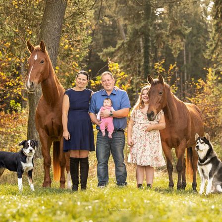 Bild enthält, Grass, Person, Photography, Portrait, Park, Vegetation, Tree, Grassland, Woodland, Pants