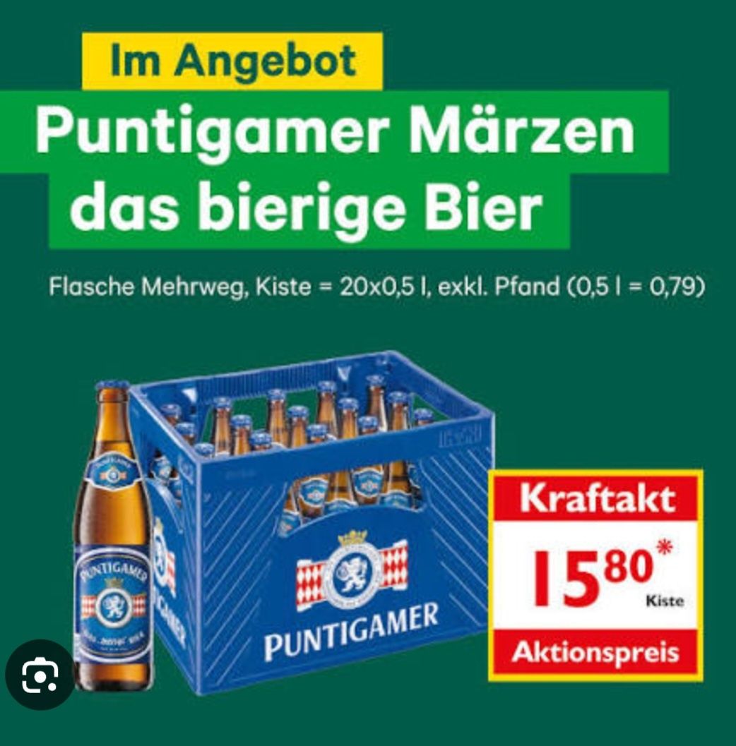 Ein Werbeposter für Puntigam Märzen-Bier. Eine Flasche Puntigam-Bier steht neben einem blauen Kasten, der mit Flaschen gefüllt ist. Ein roter und weißer Aufkleber mit 'Kraftakt 1580 Kiste Aktionspreis' befindet sich rechts davon.