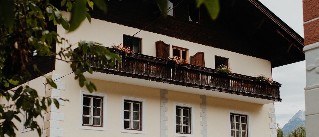 Bild enthält, Building, Monastery, Housing, Villa, City, Urban, Road, Street, Bench, Hotel