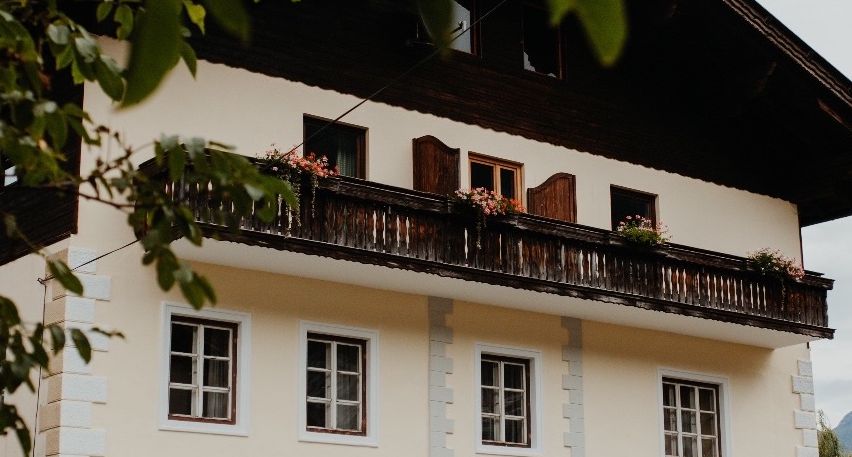 Bild enthält, Building, Monastery, Housing, Villa, City, Urban, Road, Street, Bench, Hotel