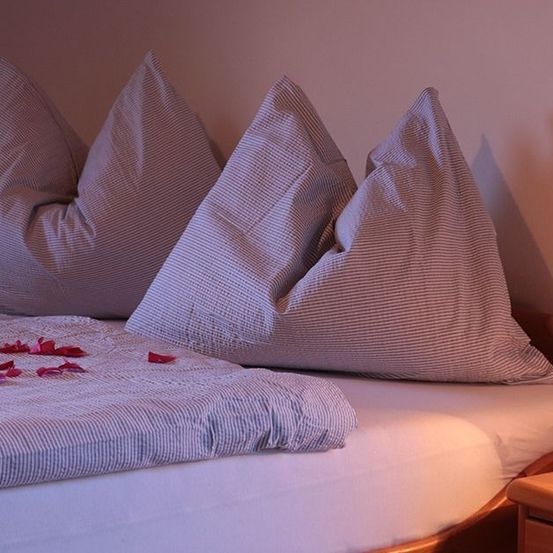 Bild enthält, Cushion, Home Decor, Pillow, Bed, Furniture, Lamp