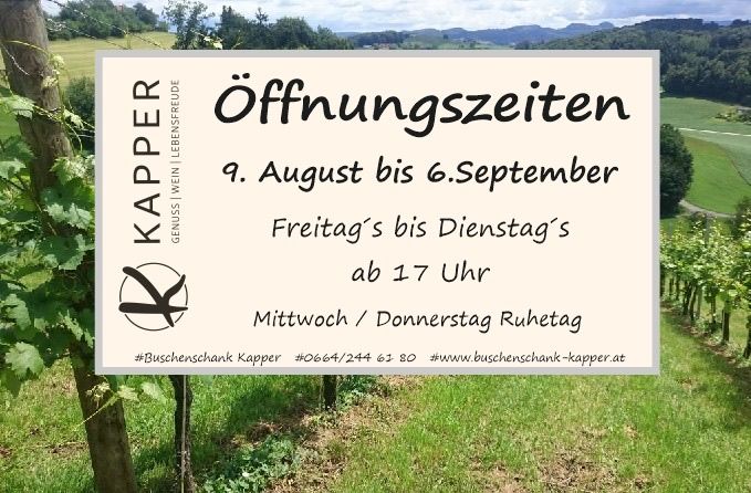 Ein Schild mit dem Text 'Öffnungszeiten', das einen Weinberg im Hintergrund zeigt, ist vom 9. August bis 6. September geöffnet, von Freitag bis Dienstag, außer Mittwoch und Donnerstag.