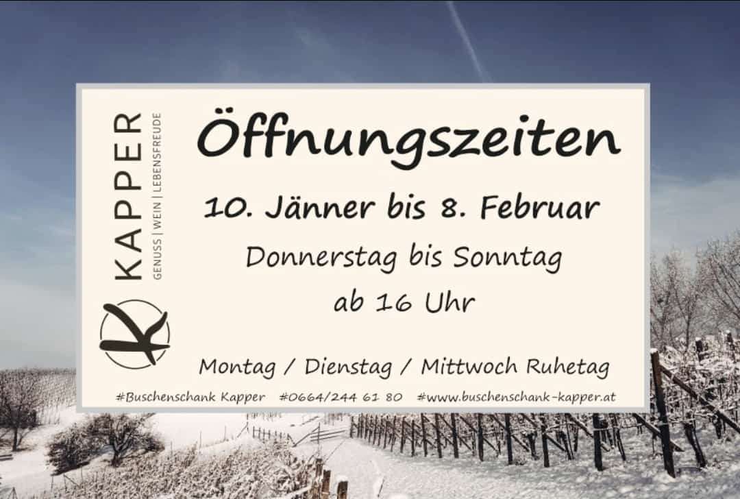 Ein Plakat bewirbt die Öffnungszeiten eines Weinkellers mit Tagen und Zeiten in deutscher Sprache. Es erwähnt die Öffnung vom 10. Januar bis 8. Februar. Geschlossen an Montag, Dienstag und Mittwoch.