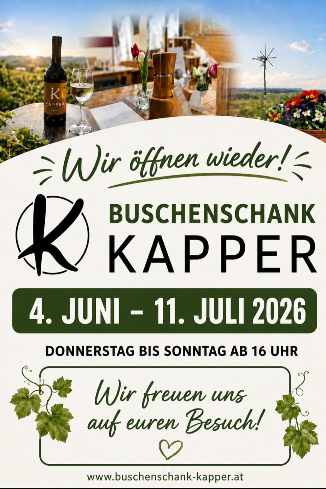 Werbung für Buschenschank Kapper. Es wird vom 4. Juni bis 11. Juli 2026 geöffnet sein. Donnerstag bis Sonntag ab 16 Uhr. Blumen und Weinflasche auf einem Tisch.