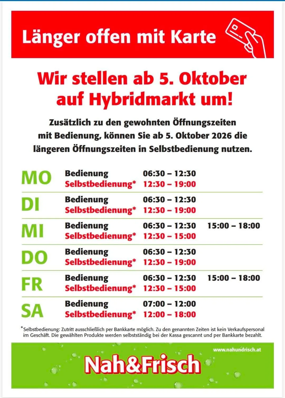 Ein Plakat, das über verlängerte Öffnungszeiten eines Geschäfts informiert. Das Plakat ist in zwei Teile gegliedert, der obere Teil ist rot und der untere Teil ist grün. Der obere Teil enthält den Text 'Länger offen mit Karte' und 'Wir stellen ab 5. Oktober auf Hybridmarkt um!'. Der untere Teil enthält eine Tabelle mit den Wochentagen, den Öffnungszeiten für Bedienung und Selbstbedienung und einem Hinweis zu den Zahlungsmethoden.