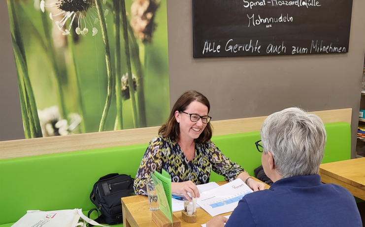 Bild enthält, Adult, Female, Person, Woman, Male, Man, Head, Face, Handbag, Blackboard