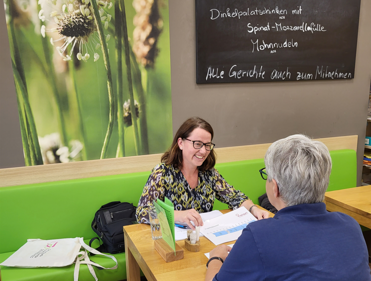 Bild enthält, Adult, Female, Person, Woman, Male, Man, Head, Face, Handbag, Blackboard